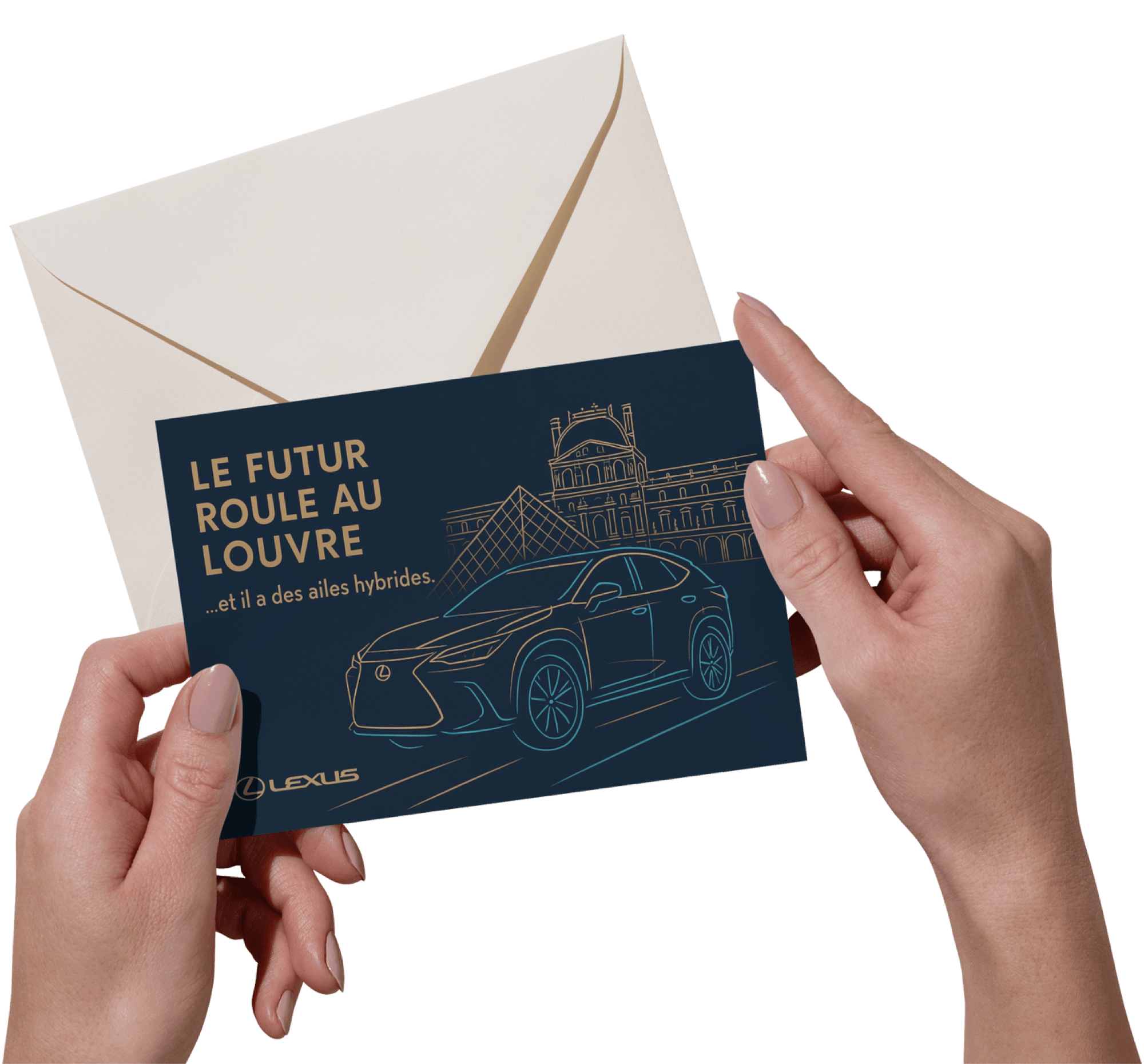 Le carton tenu en main devant son enveloppe